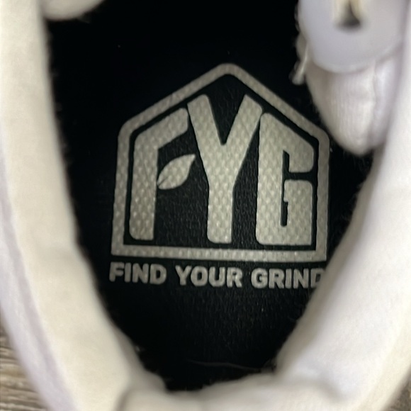 SOLD Straye Find Your Grind “The Future Belongs To The Misfits” Sneakers - Picture 4 of 10